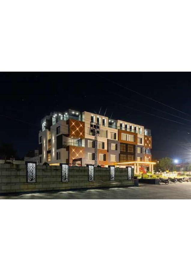 Hotel Shivay President Уджайн Екстериор снимка